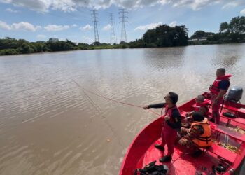 OPERASI mencari dan menyelamat seorang pemandu kereta yang dikhuatiri lemas setelah kenderaan dinaikinya terjunam ke dalam Sungai Kedah di Ampang Jajar, Alor Setar, Kedah.