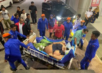 SEORANG lelaki obesiti selamat dihantar ke Hospital Sultan Ismail Petra (HSIP), Kuala Krai, Kelantan untuk mendapatkan rawatan.-IHSAN APM.