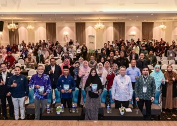 TIMBALAN Menteri di Jabatan Perdana Menteri (Hal Ehwal Agama), Marhamah Rosli (lima dari kiri) ketika sesi bergambar pada majlis perasmian Konvensyen Dakwah Negara 2025 di Kingston Hotel 10 di sini, hari ini. - UTUSAN/SYAKIR RADIN