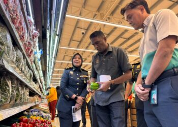 S. JEGAN (tengah) memeriksa beberapa jenis barangan sempena pelancaran SHMMP Krismas 2025 Peringkat Negeri Pulau Pinang di Seberang Jaya, Pulau Pinang hari ini.