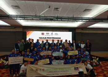 MENTERI Belia dan Sukan, Dr Mohammed Taufiq Johari (tengah) bergambar bersama kontinjen remaja para negara selepas Majlis Penyerahan Insentif Kemenangan Sukan Remaja Para Asia 2025 di Majlis Sukan Negara, hari ini.