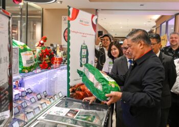 MOHAMAD Sabu melihat bungkusan ayam belanda pada Majlis Pengenalan Ayam Belanda Halal Russia di sebuah pusat beli-belah
di Bangsar, Kuala Lumpur, semalam. – UTUSAN/ISKANDAR ISHAK