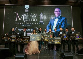 PETUGAS Utusan Malaysia dan Kosmo! Biro Perak bergambar bersama anugerah yang dimenangi pada Malam Media Perak Sejahtera 2025 di Ipoh, Perak, kelmarin.