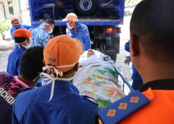 ANGGOTA APM berganding bahu membawa pesakit obesiti ke Hospital Bachok, Kelantan untuk mendapatkan rawatan.