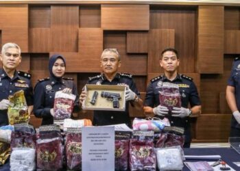 ADZLI Abu Shah (tengah) menunjukkan pistol dan dadah jenis syabu yang berjaya dirampas dalam serbuan ketika sidang akhbar di IPK Kedah di Alor Setar, hari ini.- UTUSAN/SHAHIR NOORDIN