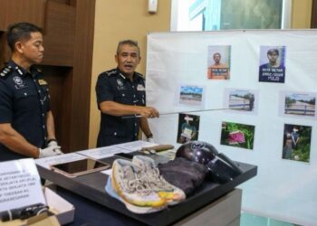 ADZLI Abu Shah menunjukkan lokasi penemuan barangan kes ragut ketika sidang akhbar di Ibu Pejabat Polis Kontinjen (IPK) Kedah di Alor Setar, hari ini. - UTUSAN/ SHAHIR NOORDIN