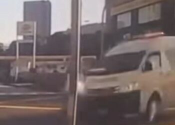 TANGKAP layar menunjukkan kemalangan melibatkan kenderaan dengan sebuah ambulans Persatuan Bulan Sabit Merah (PBSM) di persimpangan lampu isyarat Jalan Usahawan 6, Setapak di sini pagi semalam.