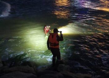 ANGGOTA bomba berusaha mencari dan menyelamat kanak-kanak yang dikhuatiri lemas di Pantai Kemayang, Bachok, Kelantan petang tadi-IHSAN BOMBA