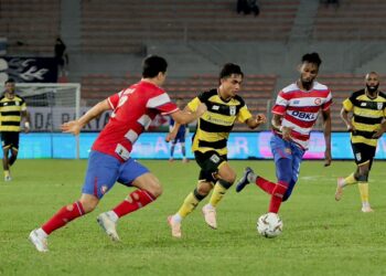 PEMAIN KL City, Shamer Kutty Abba cuba mengasak pemain Kuching City FC pada aksi Liga Super 2025/26 di Stadium Bolasepak Kuala Lumpur, Cheras sebentar tadi-UTUSAN/AMIR KHALID