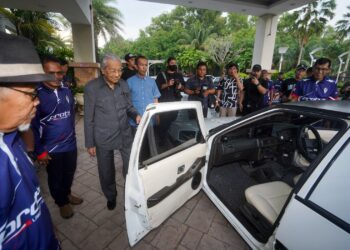MAHATHIR Mohamad melihat kereta Proton edisi terhad Limosin dan Eksekutif pada acara kunjungan hormat pemilik Proton Edisi Terhad (Limosin dan Eksekutif) di Yayasan Kepimpinan Perdana Putrajaya. - UTUSAN/FAISOL MUSTAFA