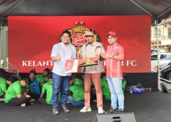 MUHAMMAD Zaki Harun (rengah) semasa Majlis Kesyukuran dan Pelancaran Kelab Penyokong KRW FC, Wira 12 di Rantau Panjang, Kelantan hari ini-UTUSAN/YATIMIN ABDULLAH