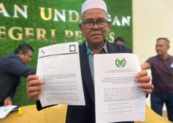 RUS’SELE Eizan menunjukkan notis pemberitahuan berhubung kekosongan tiga kerusi DUN Perlis pada sidang akhbar di Kompleks Seri Putra, Kangar, Perlis, hari ini. -UTUSAN/ASYRAF MUHAMMAD