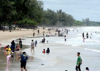ORANG ramai berkelah sempena cuti Hari Natal di Pantai Batu Layar, Kota Tinggi disini. UTUSAN/RAJA JAAFAR ALI
