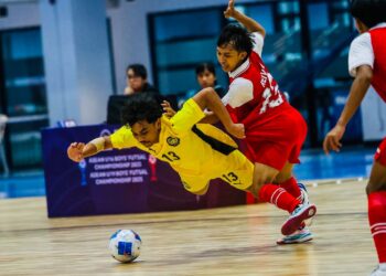 PEMAIN negara, Aidil Fazrez Zul Hatta diasak pemain Indonesia dalam aksi kedua Kumpulan B saingan Kejuaraan Futsal B-19 ASEAN 2025.-IHSAN FAM