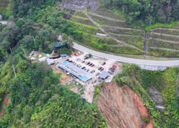 GAMBAR menunjukkan hakisan cerun yang berlaku berhampiran kawasan persinggahan popular pelancong di Jalan Simpang Pulai–Cameron Highlands.  - GAMBAR MEDIA SOSIAL