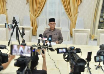 MOHD. Shukri Ramli dalam sidang akhbar mengumumkan peletakan jawatan sebagai Menteri Besar di Kediaman Rasmi Menteri Besar di Kangar, Perlis, hari ini. -UTUSAN/IZLIZAN OTHMAN