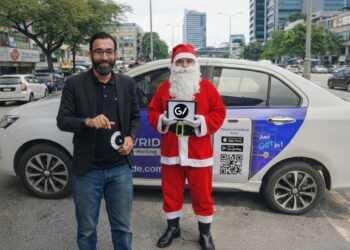 Kabeer bersama salah seorang pemandu GV Ride yang lengkap berpakaian kostum Santa Claus.