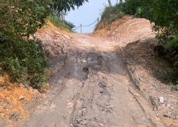 LALUAN utama Persiaran Saujana Utama Rawang yang rosak akibat aliran keluar masuk lebih tiga ratus lori muatan berat berkaitan Projek Laluan Rel Pantai Timur (ECRL) dari Kota Bharu ke Gombak.