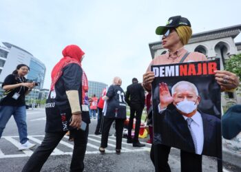 Reaksi dan gelagat penyokong Bekas Perdana Menteri, Datuk Seri Mohd Najib Razak yang hadir turut memberi sokongan ketika mendengar keputusan akhir pembelaan kes penyelewengan dana RM2.3 bilion di Mahkamah Putrajaya di sini hari ini. GAMBAR - AMIR KHALID