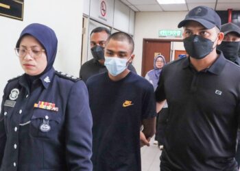 DANIEL Qayyum Kamalrolzlan (tengah) diiringi oleh anggota polis ketika tiba di Mahkamah Majistret Butterworth, Pulau Pinang hari ini atas pertuduhan membunuh ibu kandung dan adik angkatnya, 10 Disember lalu.-UTUSAN/DANIAL SAAD