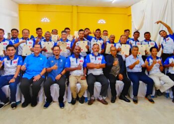 SEBAHAGIAN peserta yang menerima sijil tamat kursus jurumudi (Mate Domestic) di Kota Bharu, Kelantan hari ini-UTUSAN/YATIMIN ABDULLAH.