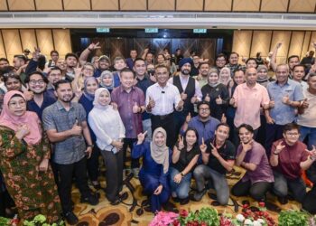FADIL Marsus bergambar bersama pengamal media pada Majlis Minum Petang Apresiasi Polis Kuala Lumpur Bersama Media 2025 di sebuah hotel di Kuala Lumpur hari ini. - UTUSAN/SYAKIR RADIN