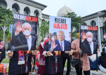 ANTARA penyokong Najib Razak yang hadir memberi sokongan ketika mendengar keputusan akhir pembelaan kes penyelewengan dana RM2.3 bilion di Mahkamah Putrajaya. - UTUSAN/AMIR KHALID