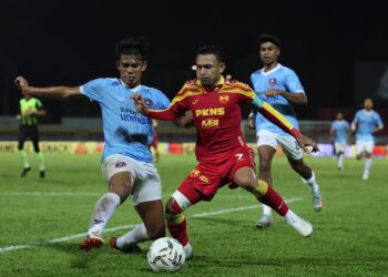 PENYERANG Selangor FC, Faisal Halim diasak pemain Melaka FC, Che Rashid Che Halim pada aksi Liga Super 2025/2026 di Stadium Majlis bandaraya Petaling Jaya(MBPJ) sebentar tadi-UTUSAN/AMIR KHALID