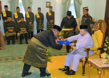 ABU Bakar Hamzah mengangkat sumpah sebagai Menteri Besar Perlis baharu di hadapan Raja Perlis, Tuanku Syed Sirajuddin Jamalullail dalam satu majlis istiadat di Istana Arau, Perlis hari ini.-UTUSAN/IZLIZAN OTHMAN