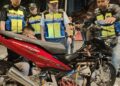 MUHAMMAD Kifli Ma Hassan (tengah) memeriksa motosikal yang telah diubai suai dalam Op Pelbagai di Jalan Ampang, Kuala Lumpur, semalam.