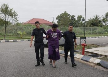 TERTUDUH semasa dibawa untuk prosiding perbicaraan di Mahkamah Seksyen, Kota Bharu, Kelantan hari ini.-UTUSAN/KAMARUL BISMI KAMARUZAMAN.