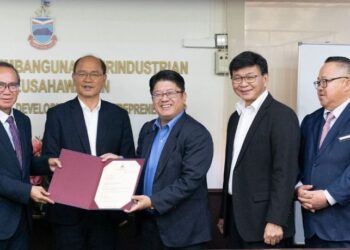 EWON Benedick (dua dari kiri) menyampaikan watikah pelantikan kepada Madius Tangau yang dilantik sebagai Pengerusi POIC Sabah. - IHSAN MEDIA DEB