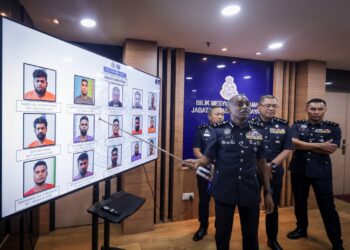 M. KUMAR menunjukkan gambar 15 orang suspek yang masih diburu pihak polis pada sidang akhbar kejayaan menumpaskan kumpulan rangkaian jenayah terancang di Bukit Aman Kuala Lumpur hari ini.-UTUSAN/MUHAMAD IQBAL ROSLI.