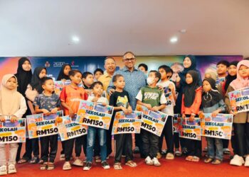 SHAIK Hussein Mydin (tengah) ketika menghadiri Majlis Program Kembali Ke Sekolah anjuran Perda dengan kerjasama anak syarikatnya, PVISB di Kubang Menerong, Tasek Gelugor, Pulau Pinang hari ini.