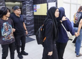 KYAW Zin Lin (kiri), Umi Kalsom Abidin (kanan) dan remaja perempuan berusia 17 tahun (dua dari kanan) diiringi anggota polis ketika dihadapkan ke Mahkamah Sesyen Butterworth, Pulau Pinang hari ini atas pertuduhan menjalankan penyeludupan migran membabitkan lima warga Myanmar pada 2 Disember lalu.-UTUSAN/DANIAL SAAD
