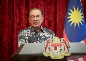 ANWAR Ibrahim ketika sidang akhbar khas di Putrajaya. - UTUSAN/FAIZ ALIF ZUBIR