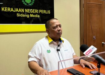 ABU Bakar Hamzah menjawab pertanyaan pemberita dalam sidang akbar di pejabatya di Kompleks Seri Putra, Kangar, Perlis hari ini. -UTUSAN/ASYRAF MUHAMMAD