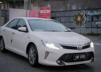 KENDERAAN yang membawa bekas menteri dilihat keluar dari ibu pejabat SPRM di Putrajaya. - UTUSAN/FAIZ ALIF ZUBIR