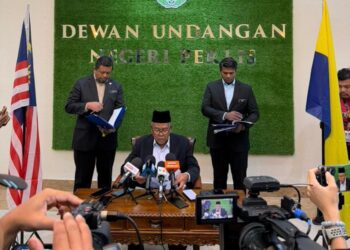 RUS’SELE Eizan (duduk) dalam sidang akhbar menarik balik pemakluman berhubung keperluan mengadakan Pilihan Raya Kecil (PRK) di tiga kerusi DUN Perlis di Kompleks Seri Putra, Kangar, Perlis, hari ini. -UTUSAN