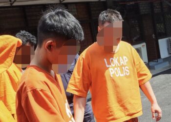 DUA lelaki (kanan dan tengah) dibawa ke Mahkamah Majistret Jawi hari ini untuk mendapatkan perintah tahanan reman bagi membantu siasatan berhubung kes serangan oleh sekumpulan lelaki bertopeng dan bersenjatakan parang di sebuah restoran di Sungai Bakap, Nibong Tebal, Pulau Pinang, petang semalam.-UTUSAN/DANIAL SAAD