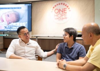 STEVEN Sim Chee Keong (kiri) bertemu dengan bapa kepada bayi pramatang yang sedang dirawat di Jepun iaitu Liang Chee Liang (tengah) dan Chua Sui Hau di pejabat One Hope Charity and Welfare di Bukit Mertajam, Pulau Pinang baru-baru ini.