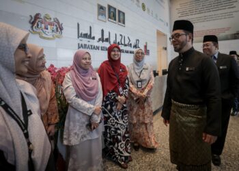 ZULKIFLI Hassan bersama Marhamah Rosli mengimbas jari di perakam waktu sebagai simbolik memulakan tugas di Kompleks Islam Putrajaya. - UTUSAN/FAIZ ALIF ZUBIR