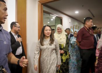 HANNAH Yeoh pada hari pertama menjalankan tugas rasmi di Menara Seri Wilayah, Putrajaya. - UTUSAN/FAIZ ALIF ZUBIR