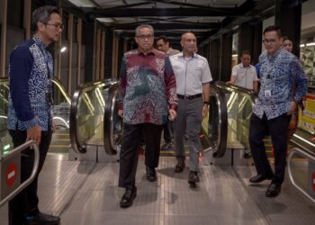 SHAMSUL Azri Abu Bakar hadir sesi lawatan menyantuni pengguna MRT di Stesen MRT Cyberjaya City Centre. - UTUSAN/FAIZ ALIF ZUBIR