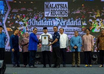 AHMAD Zahid Hamidi (lima dari kiri) semasa menyaksikan penganugerahan Malaysia Book of Records sempena Majlis Perasmian Festival Kemas 2025 (FesMa’25) di MAEPS, Serdang, semalam.