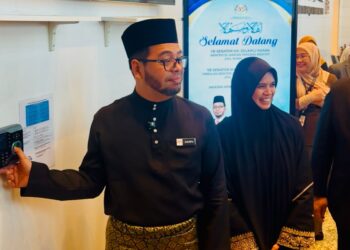 ZULKIFLI Hassan bersama Marhamah Rosli mengimbas jari di perakam waktu sebagai simbolik memulakan tugas di Kompleks Islam Putrajaya. - UTUSAN/FAIZ ALIF ZUBIR