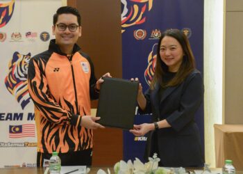 Majlis serah tugas Menteri Belia dan Sukan daripada Hannah Yeoh (kanan) kepada  Dr. Mohammed Taufiq Johari di Bangkok hari ini. -IHSAN KBS