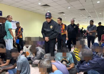ZAINUDIN Abdullah melihat keadaan penagih dadah yang ditahan dalam Op Cegah Khas 2025 di Kompleks KDN di Meru Raya di Ipoh semalam.