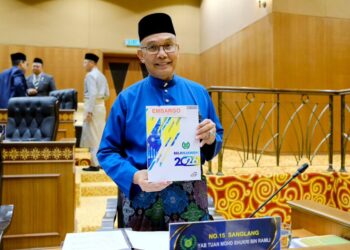 MOHD. Shukri Ramli menunjukkan buku Belanjawan Perlis 2026 di Kompleks Seri Putra, Kangar, Perlis semalam.-UTUSAN/ADIB AMIN