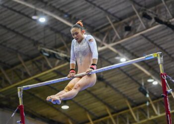 Atlet gimnastik, Rachel Yeoh ketika beraksi acara palang bertingkat di Gimnasium Thammasat University, hari ini.